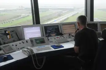 Die Ausbildung zur Fluglotsin gehört zu den absoluten Spitzenreitern.