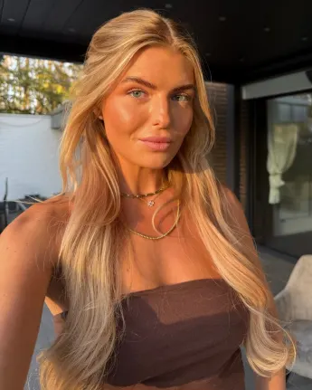 Antonia Hemmer zeigt ihren Sixpack