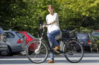 Eine Frau auf einem E-Bike