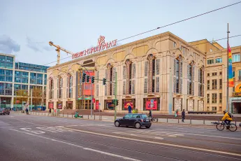 friedrichstadt palast berlin drehort der palast serie tv