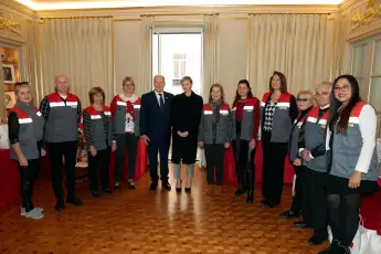 fürst albert fürstin charlene geschenke charity auftritt