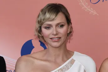 fürstin charlene roter teppich cut out kleid freizügig