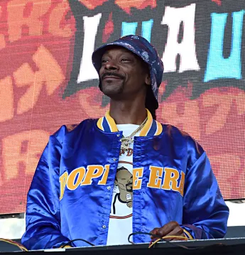Snoop Dogg tritt auf der Bühne beim KROQ Weenie Roast 2019 in Dana Point, Kalifornien, auf.