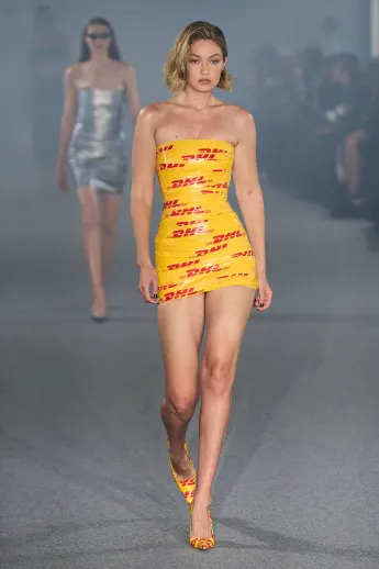 Gigi Hadid in DHL-Klebeband