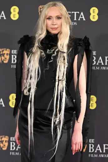 gwendoline christie look veränderung bafta 2025 awards