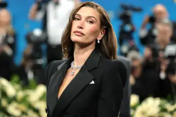 hailey bieber heiß freizügig body haut bikini look