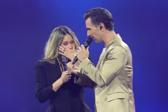 Helene Fischer und Florian Silbereisen teilen emotionalen Moment auf der Bühne.