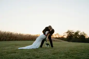 Hochzeitsanzuege für warme Tage