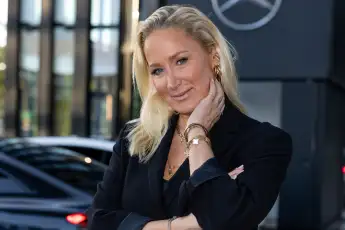 janine kunze heiß freizügig ausschnitt badeanzug look