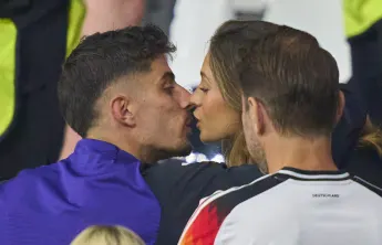 Kai Harvetz und Sophia Weber küssen sich nach dem Deutschland-Schweiz-Spiel bei der EM 2024