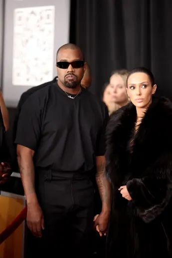 Kanye West und Bianca Censori roter teppich auftritt nackt