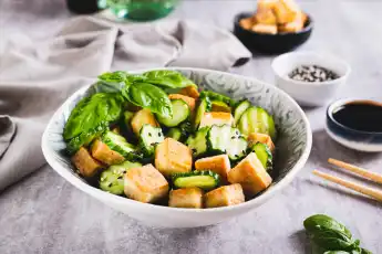 Knuspriger Tofu mit frischem Gemüse.