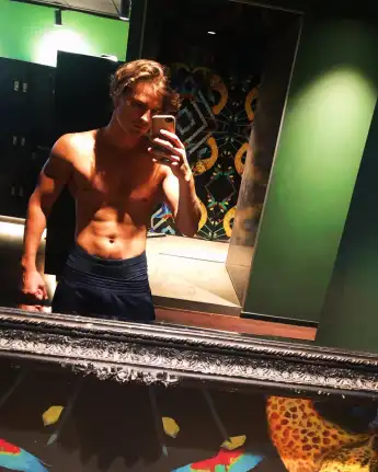 Kristo Ferkic zeigt seinen trainierten Oberkörper