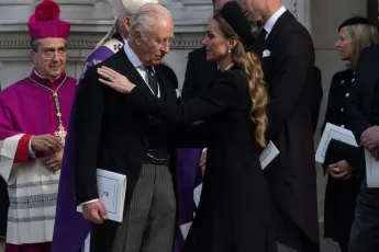 könig charles prinzessin kate abschied geste wangenkuss