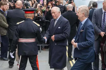 König Charles wurde nach der Verhaftung seines Bruders gesichtet.