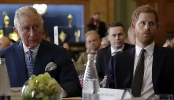 König Charles und Prinz Harry