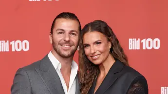 Laura Wontorra und Riccardo Basile zeigen sich auf dem Red Carpet.