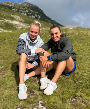 Lea Schüller freundin Lara Vadlau