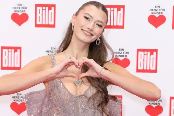 leony heiß sexy freizügig slip werbung bilder look haut body