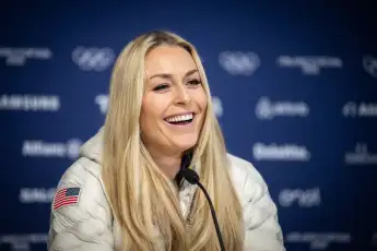 Lindsey Vonn weiß gekleidet bei einer PK.