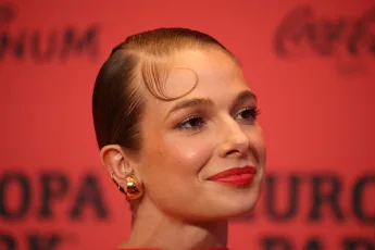 Lola Weippert teilt aus.
