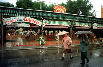 Trauerkränze und Blumenschmuck vor dem Lokal des ermordeten Bierkönigs Manfred Meisel