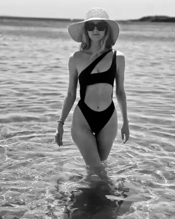 Melissa Naschenweng in einem sexy Badeanzug