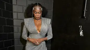 Motis Mabusi begeistert mit atemberaubendem Dress