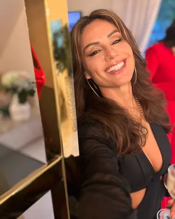 Nazan Eckes zeigt Ausschnitt