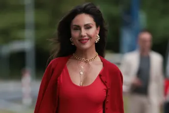 nazan eckes heiß freizügig haut bh kleid