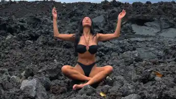 nicole scherzinger heiß sexy bikini vulkangestein haut lava