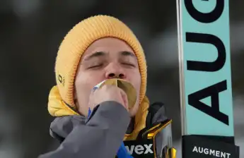 Philipp Raimund küsst seine Goldmedaille