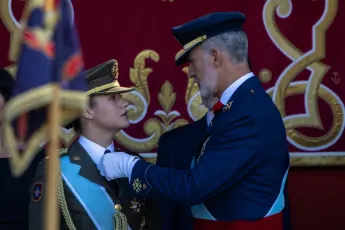 König Felipe eilt seiner Tochter Leonor zur Hilfe
