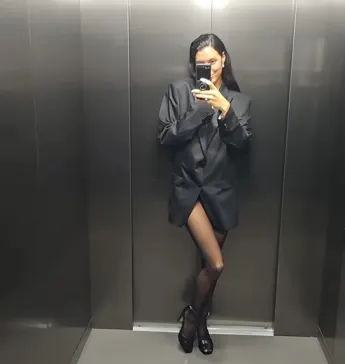 Rebacca Mir nur in Strumpfhose und Blazer