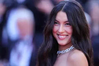 Rebecca Mir zeigt sich im Badeanzug mit Ausschnitt