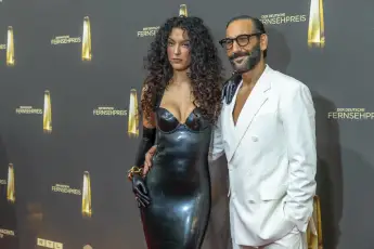 Rebecca Mir und Massimo Sinato beim Deutschen Fernsehpreis 2026.