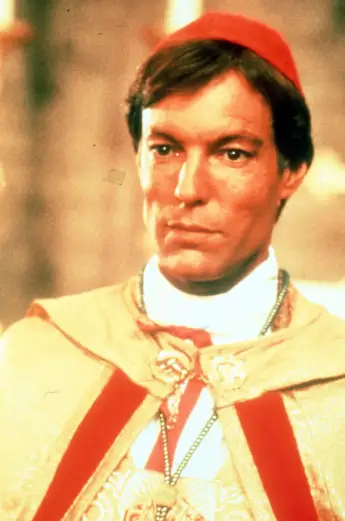 Richard Chamberlain in seiner Rolle als Pater „Ralph de Bricassart"