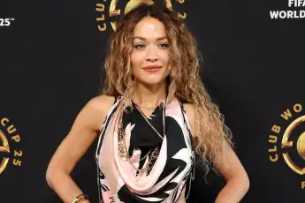 rita ora heiß freizügig haut body sport bh shorts