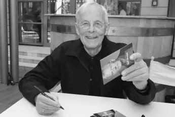 Rolf Becker bei einer Autorgrammstunde