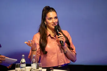 Sally Özcan plaudert aus dem Nähkästchen.