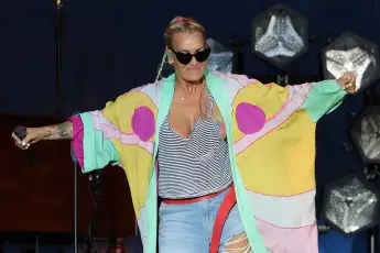 sarah connor heiß hot freizügig sexy