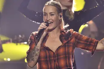 sarah connor heiß freizügig haut handtuch look