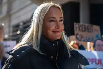 sarah connor heiß freizügig beinschlitz liebe mann