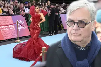 Sarah Engels in rot Hape Kerkeling nachdenklich