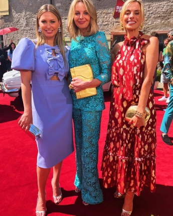 sarah schreiber susanne steiger lisa nüdling heiß sexy outfit look bares für rares