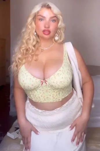 sarina nowak heiß sexy top instagram xxl ausschnitt