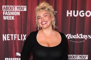 sarina nowak heiß freizügig transparent dessous kurven body