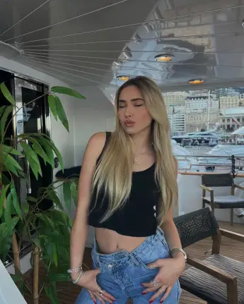 Shania Geiss im Bauchfrei-Look