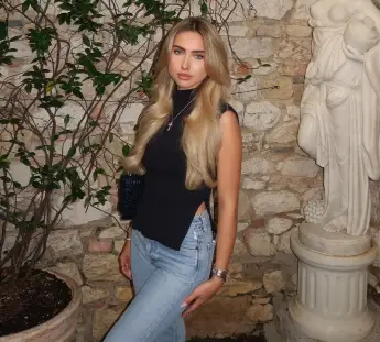 Shania Geiss side boob