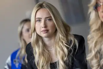 shania geiss heiß freizügig haut beine körper badeanzug